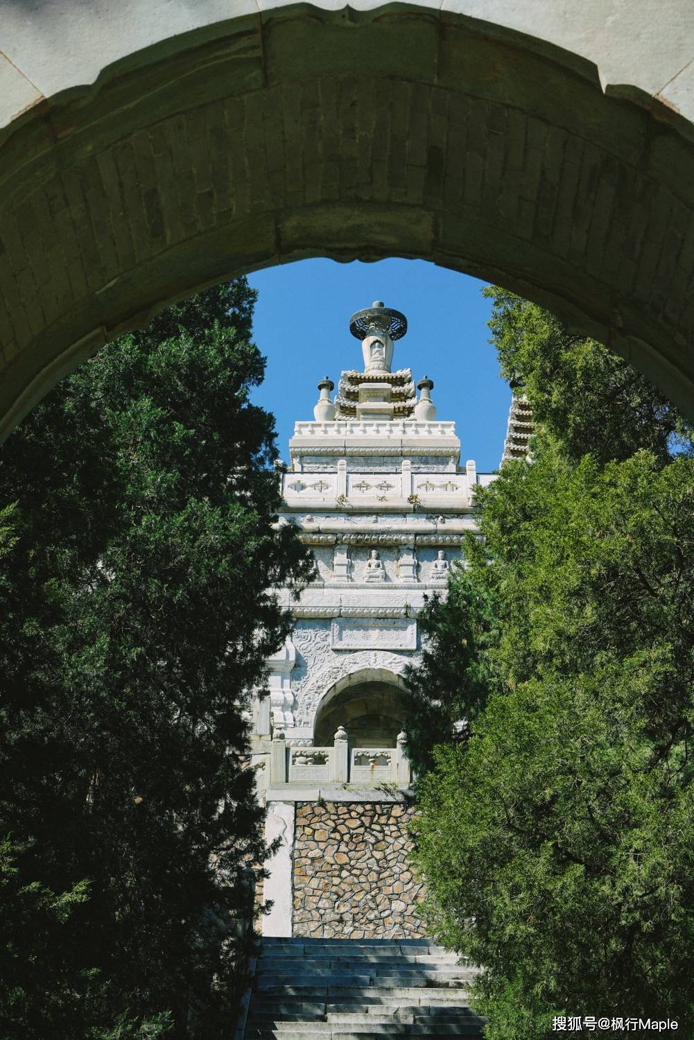 分别是 北京真觉寺(五塔寺)的金刚宝座塔,北京香山碧云寺的金刚宝座塔