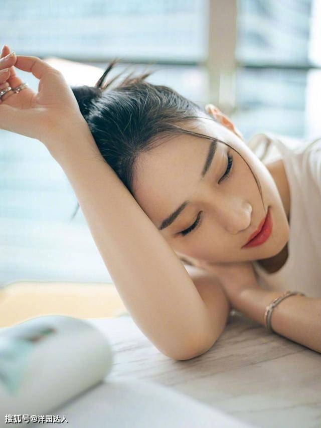 设计 何超莲气质不输当红女星，扎染裙也轻松驾驭，“千金体质”惹人羡