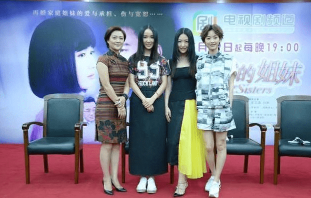 黑色 白冰穿黑色吊带裙上节目，头发披肩气质迷人，皮肤白皙成全场焦点
