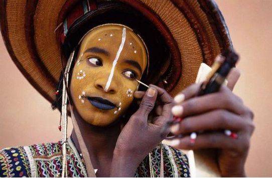 非洲部落男人为偷妻，花6个小时化妆，网友：比女人都精致
