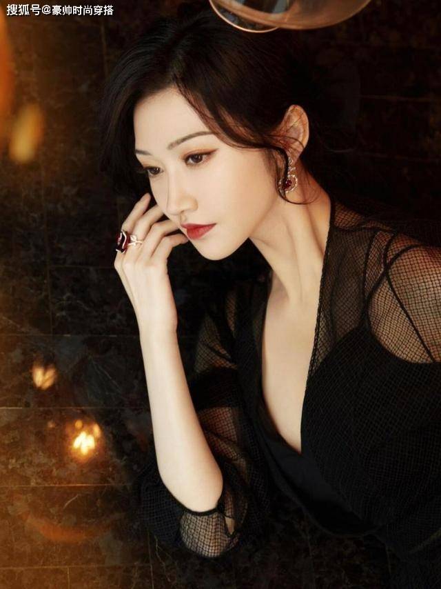 景甜 景甜气质真“高贵”，穿一身黑色礼服裙出镜，优雅时髦太吸睛