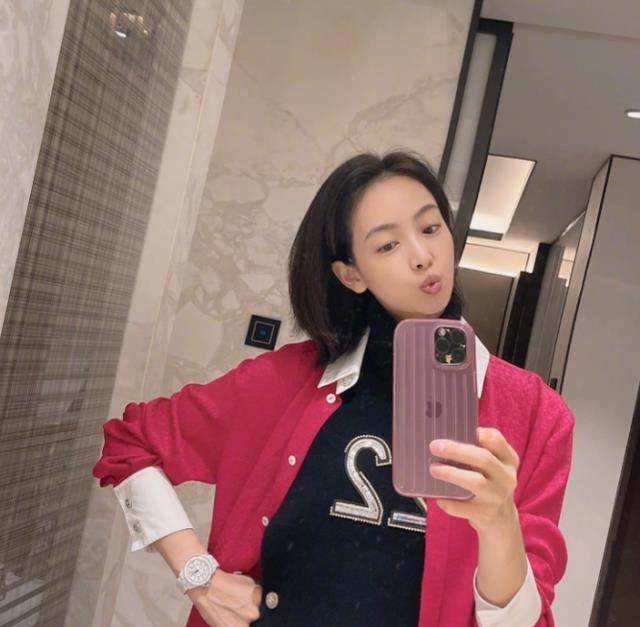 黑色 宋茜出道12周年，穿红黑撞色晒美照，明艳帅气太吸睛