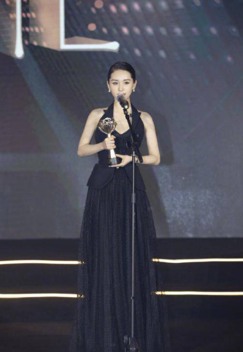 黑色 王子文真是小个子“超模”，蓝色泡泡袖连衣裙娇俏可人，温柔甜美