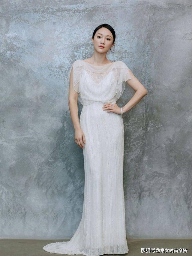 发型周迅年纪大了也很美，气质高贵典雅，穿白裙清新又温柔