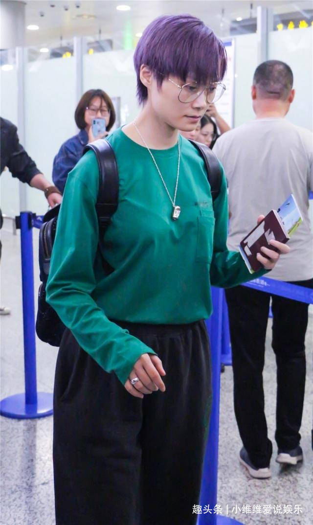 钱花 李宇春体重增加了多少？穿这么宽松的毛衣结实，这身材看着别扭！