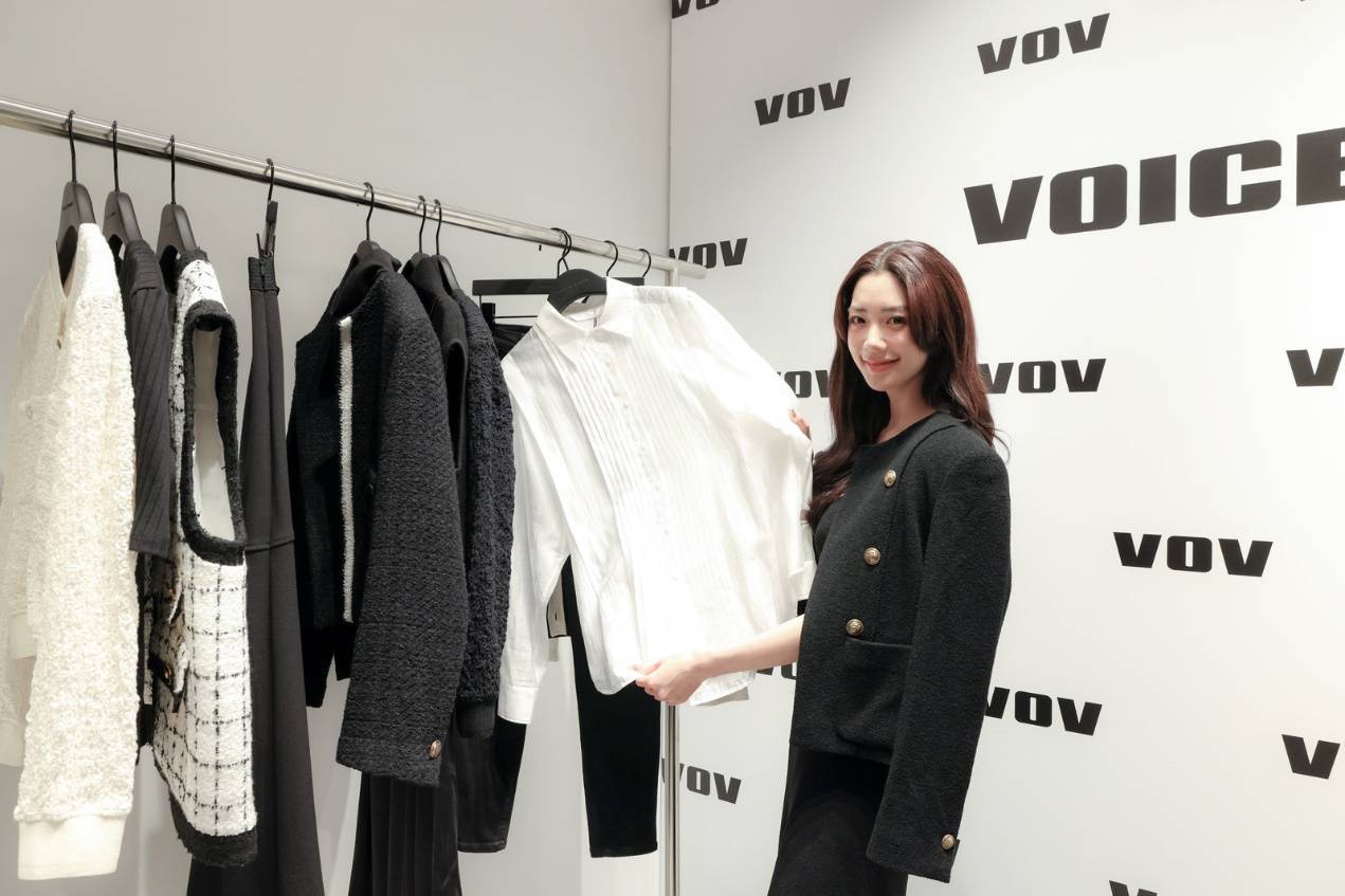 黑长直 克拉拉黑色连衣裙现身优雅端庄，颜值身材依旧在线，新作品将上映