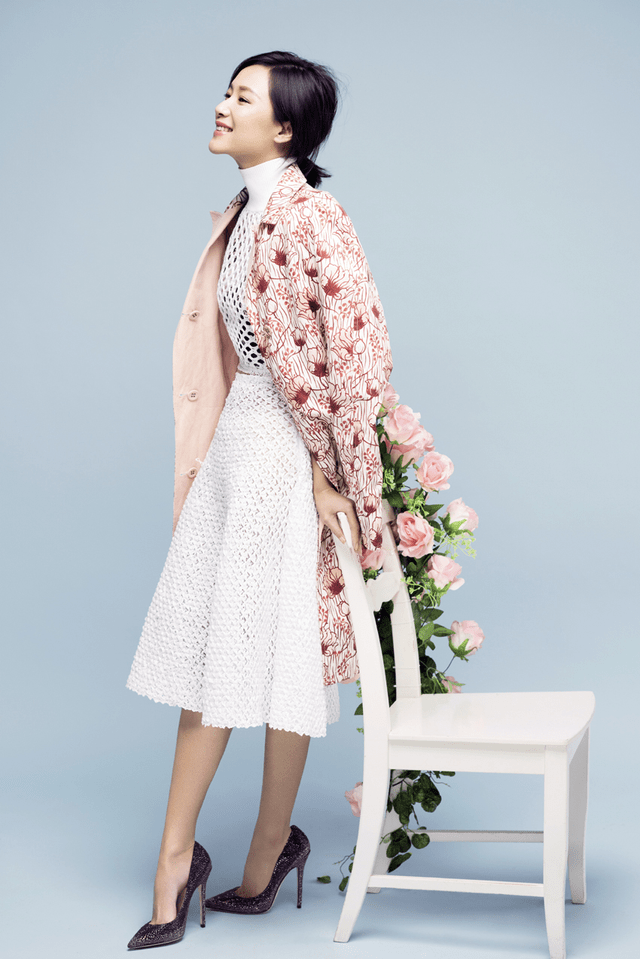 身材 徐静蕾骨子里有股文艺范,长款衬衫当裙子穿,配上腰带显高又显瘦