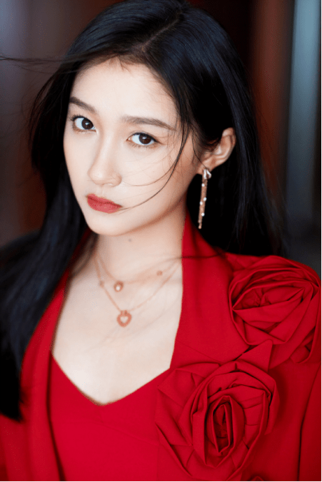 身材 关晓彤太绝了！大红色西装套装彰显成熟气场，怪不得鹿晗为之倾心