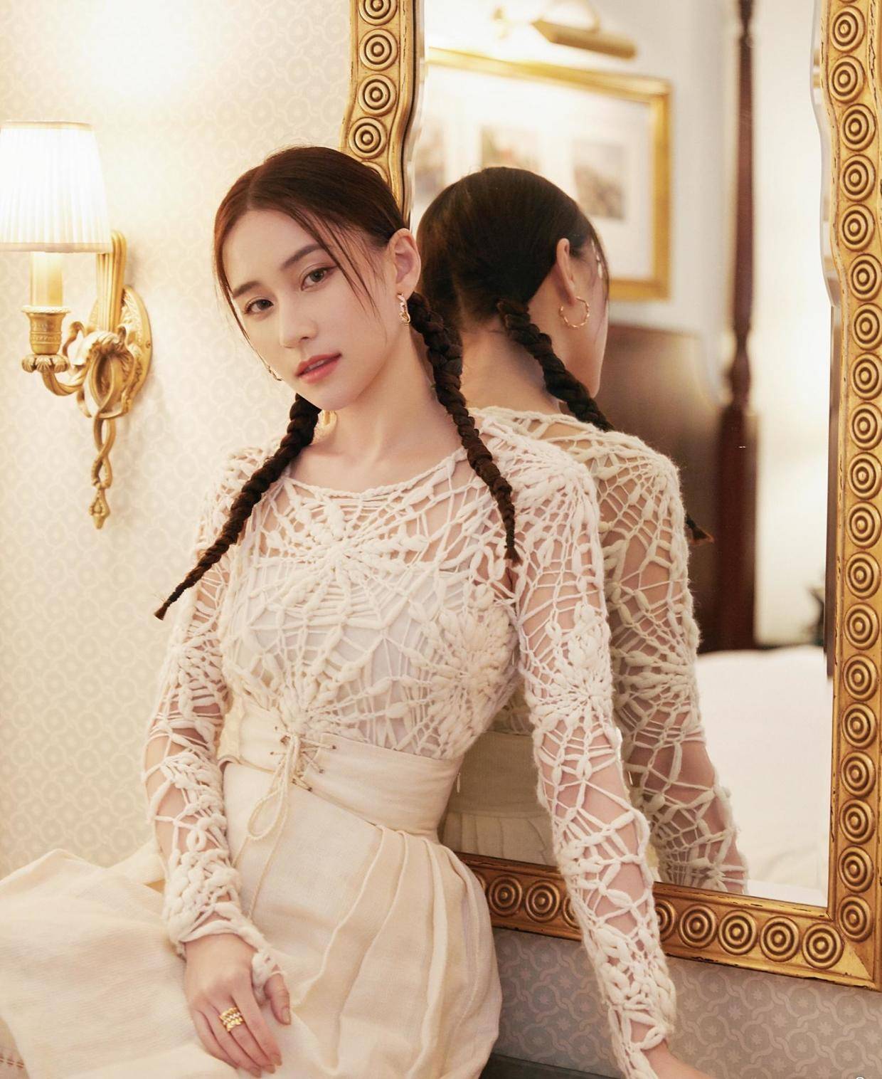 流苏 何超莲不愧是名媛，穿一袭白色流苏裙优雅如天鹅，太有千金气质