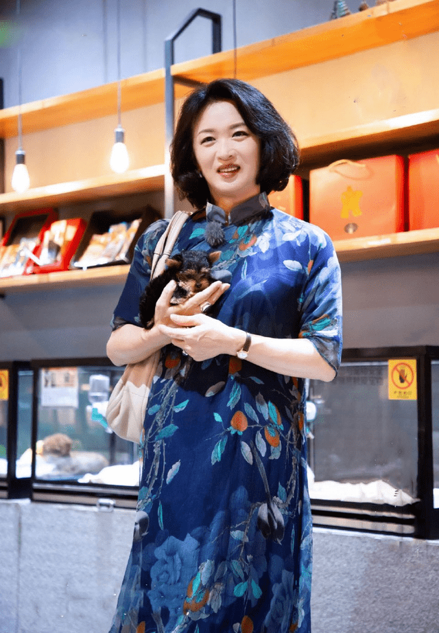 黑色 金星这样的穿搭真漂亮，蓝色宽松连衣裙清新自然，越来越有女人味