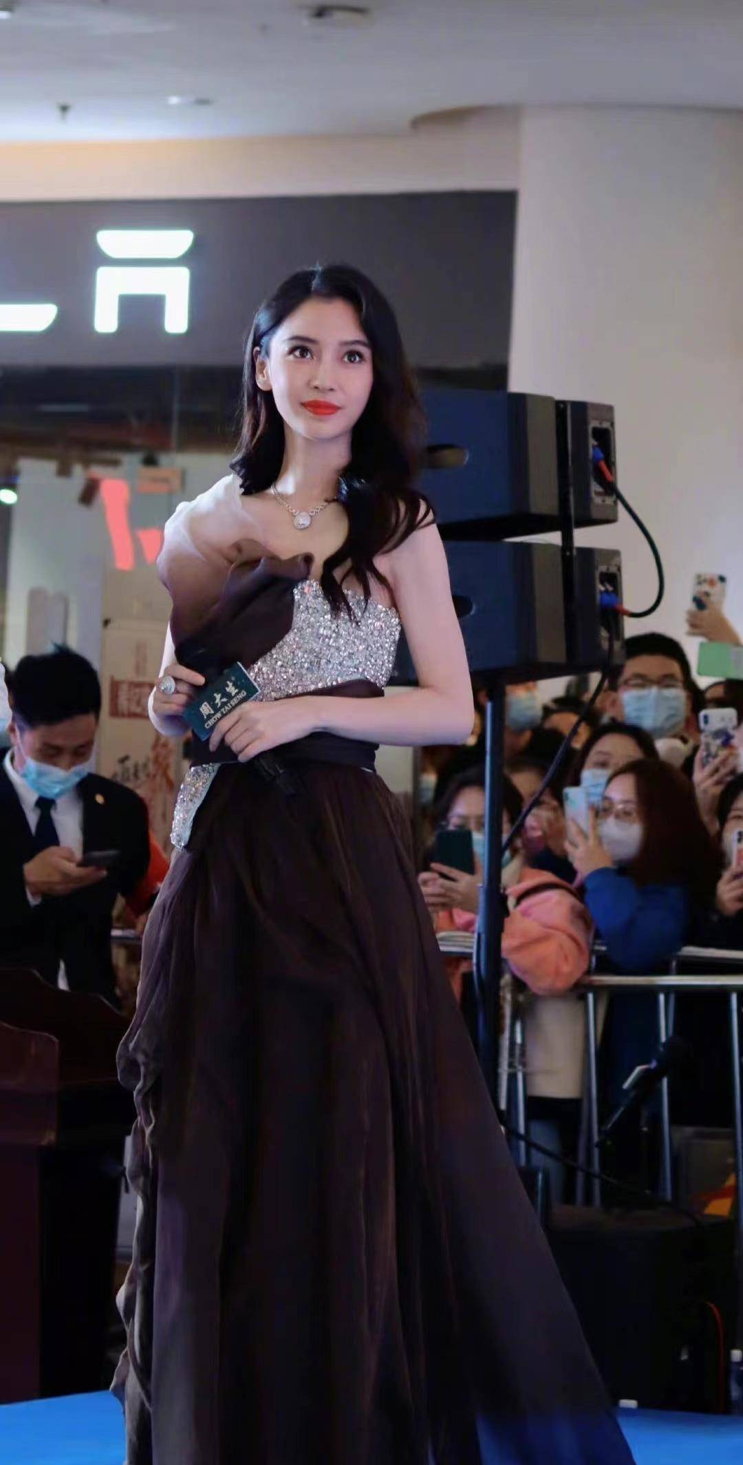 整体 baby带小海绵游迪士尼，穿黑色LO裙小蛮腰抢镜，和儿子同框像姐弟
