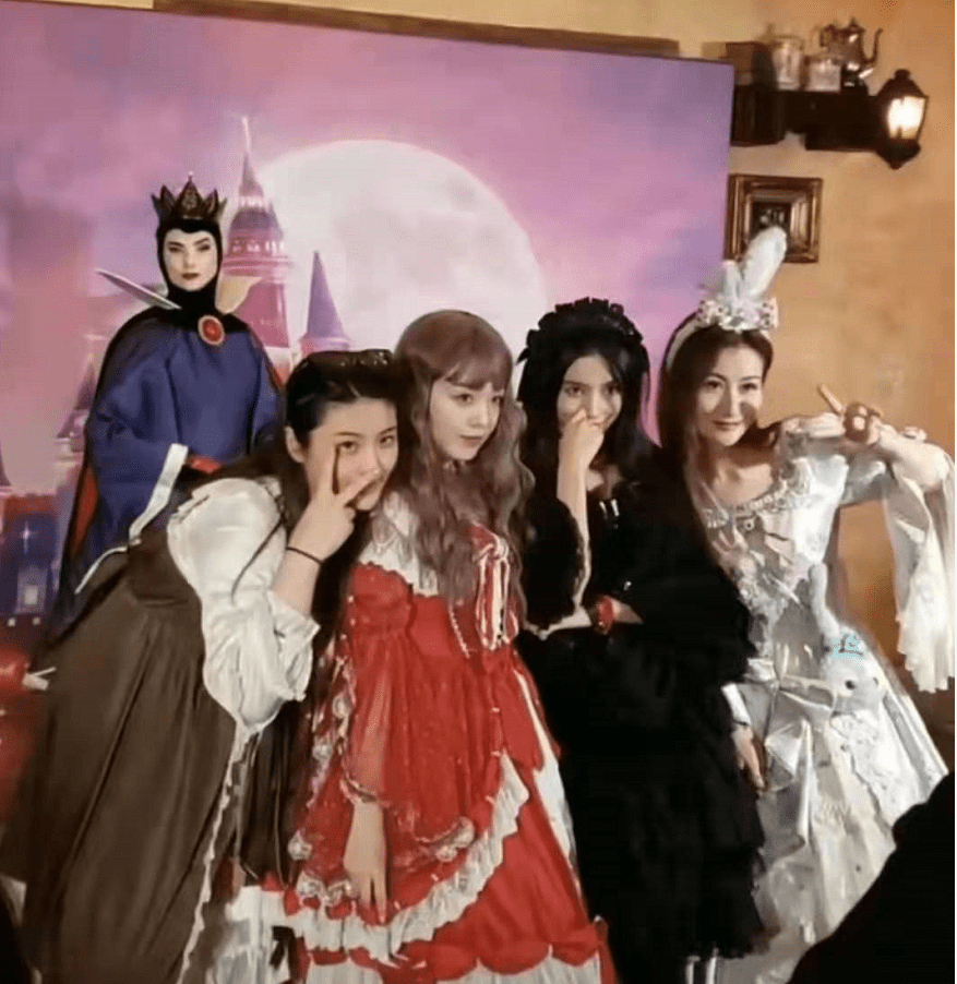 黑色 Baby带儿子提前过万圣节！穿暗黑洛丽塔别有风情，小海绵个头真不小
