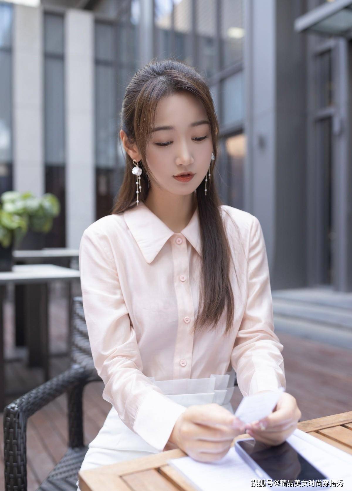 显高 浅粉色的衬衫很是清新减龄，下搭一条白色的半身裙，清新感十足