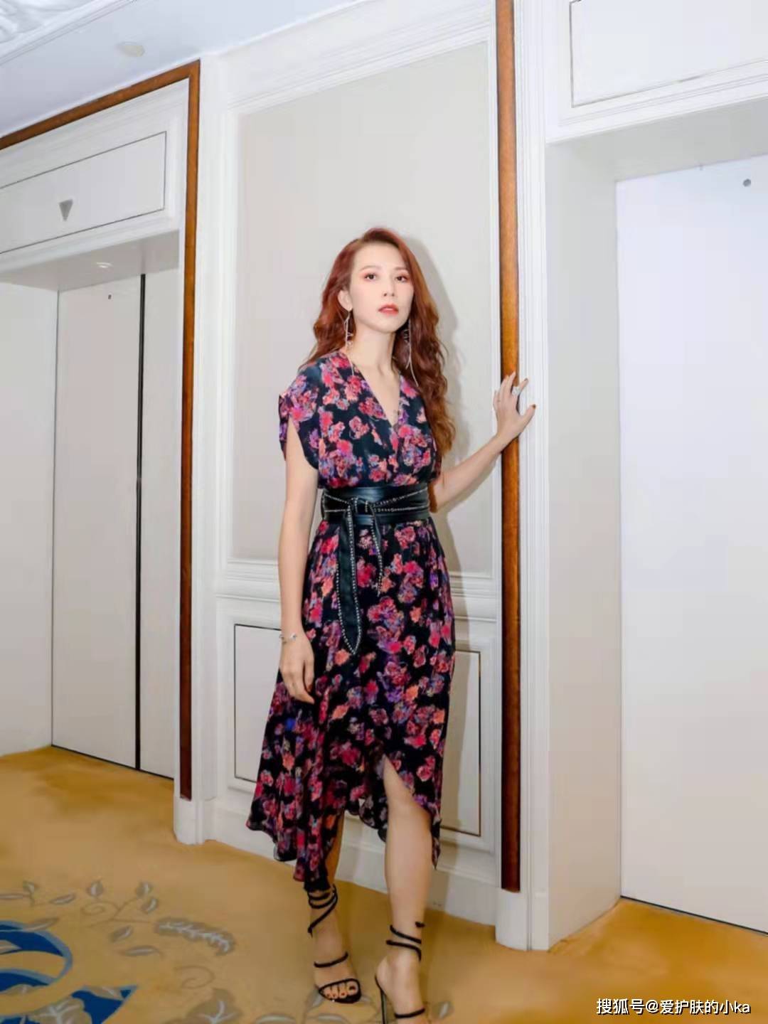 身材 蔡少芬年近半百却很俏，一头卷发配印花裙，少女魅力全开