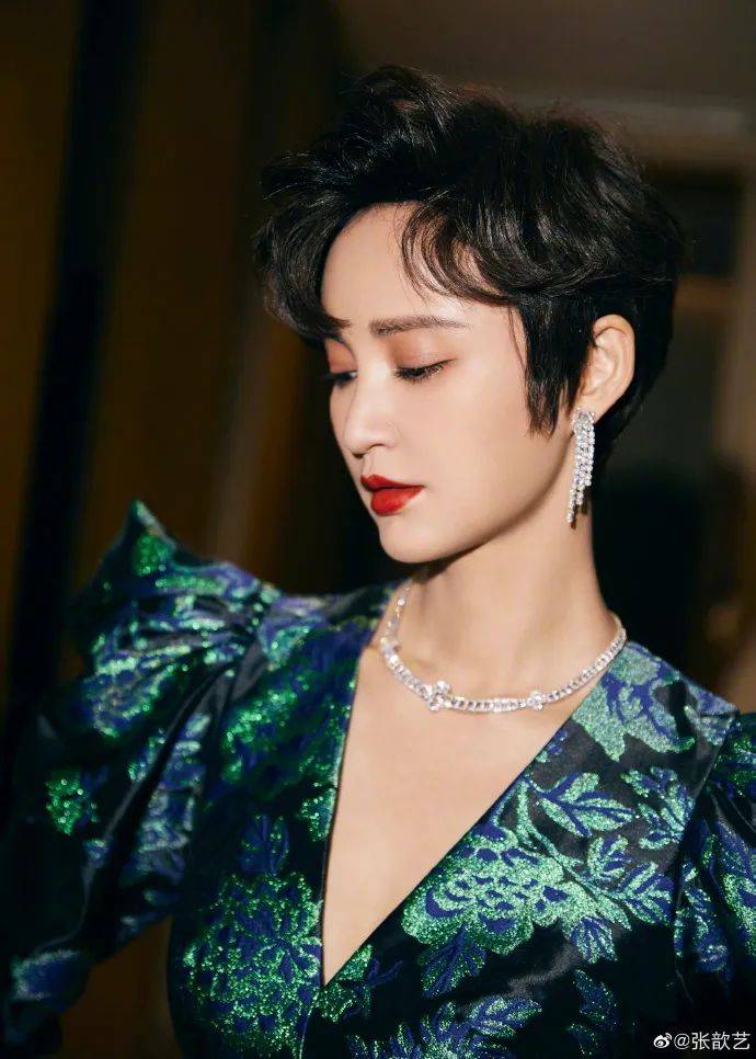 美貌 当红女星张歆艺发写真太美艳！雪肤玉貌太性感撩人