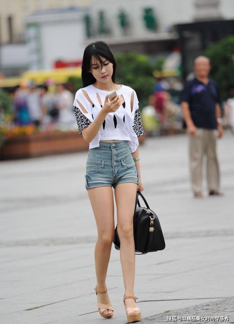 高跟鞋 白色的t恤简约时尚,下搭牛仔高腰短裤,休闲又简约
