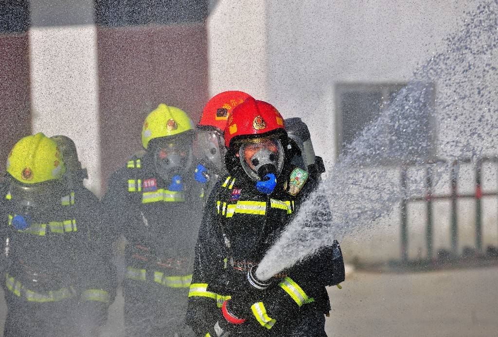 消防员进行枪炮协同灭火操比武本次比武竞赛聚焦实战,对消防指战员的