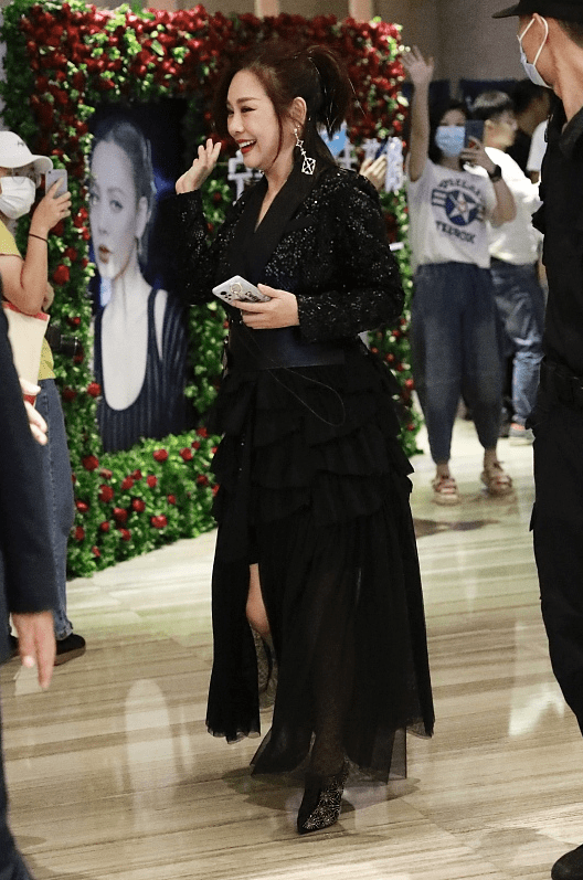 陈松伶 虽然陈松伶这妆化得太浓了，但是配黑衣却显得刚好，不怎么俗气