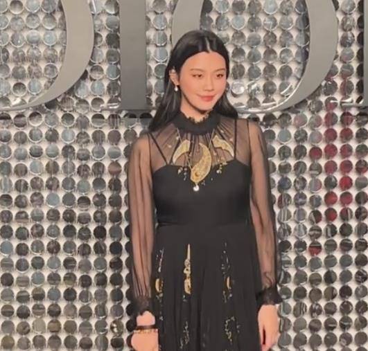 刘雨昕 大秀红毯比美：景甜全靠脸在撑，王子文新男友最抢镜，孟美岐翻车