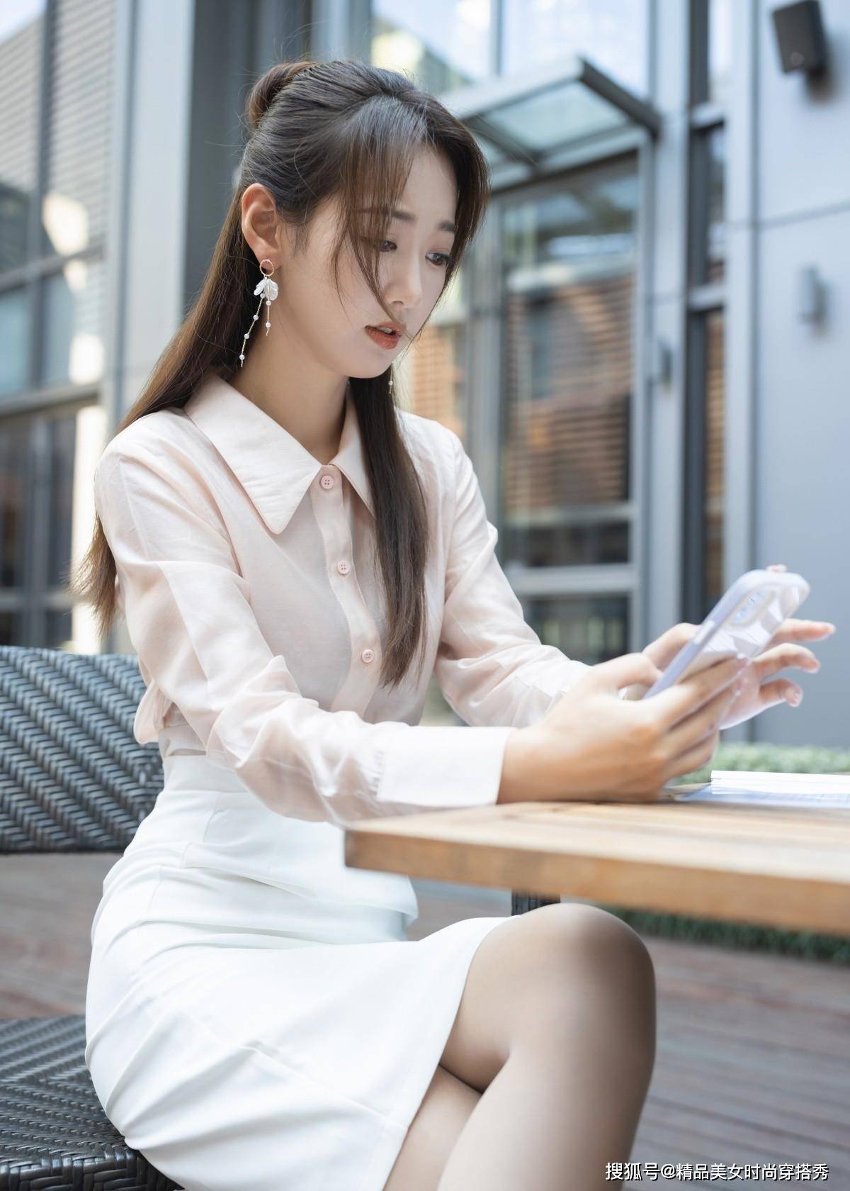 显高 浅粉色的衬衫很是清新减龄，下搭一条白色的半身裙，清新感十足