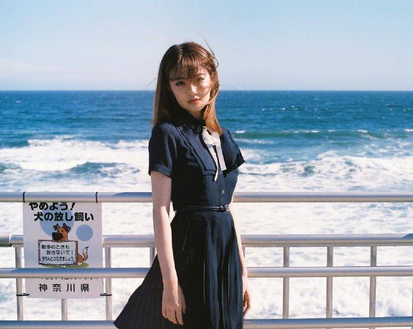 衣领 徐璐有25岁?穿白T配吊带裙,戴红色苹果耳环嫩成16岁少女