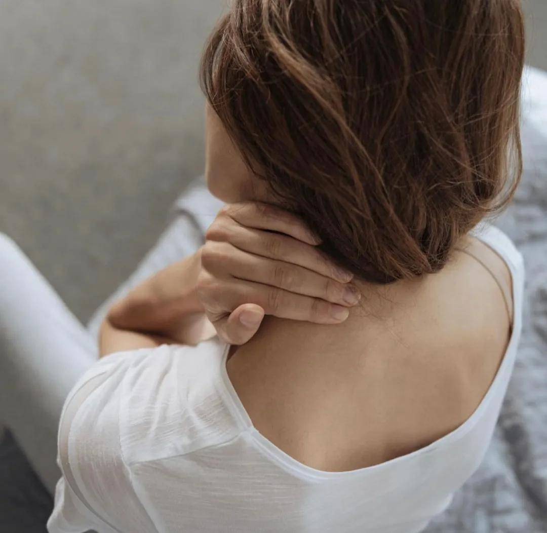 肩颈酸痛不用忍这套瑜伽动作15分钟缓解办公室就能练