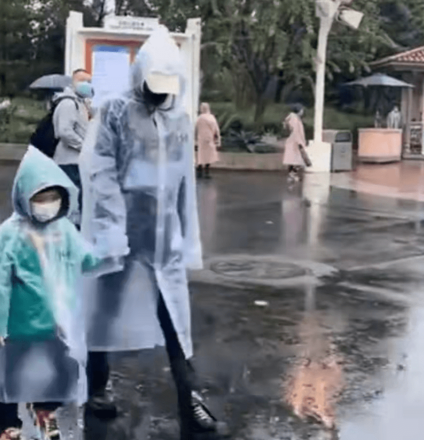 黑色 Baby带儿子提前过万圣节！穿暗黑洛丽塔别有风情，小海绵个头真不小