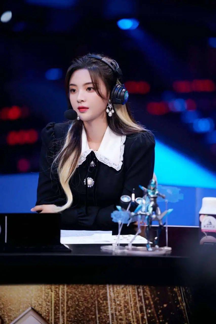 黑色 天才美少女：杨超越-多款穿搭显气质，双马尾的白色连衣裙更抢眼