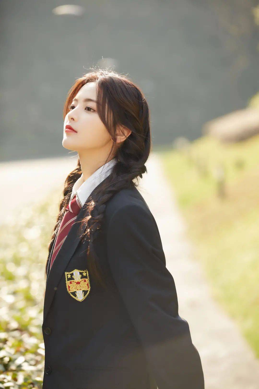 黑色 天才美少女：杨超越-多款穿搭显气质，双马尾的白色连衣裙更抢眼