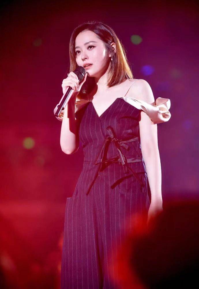 整体 张靓颖不到40就开始发福,穿西装配黑丝气质变了样,看着更有韵味