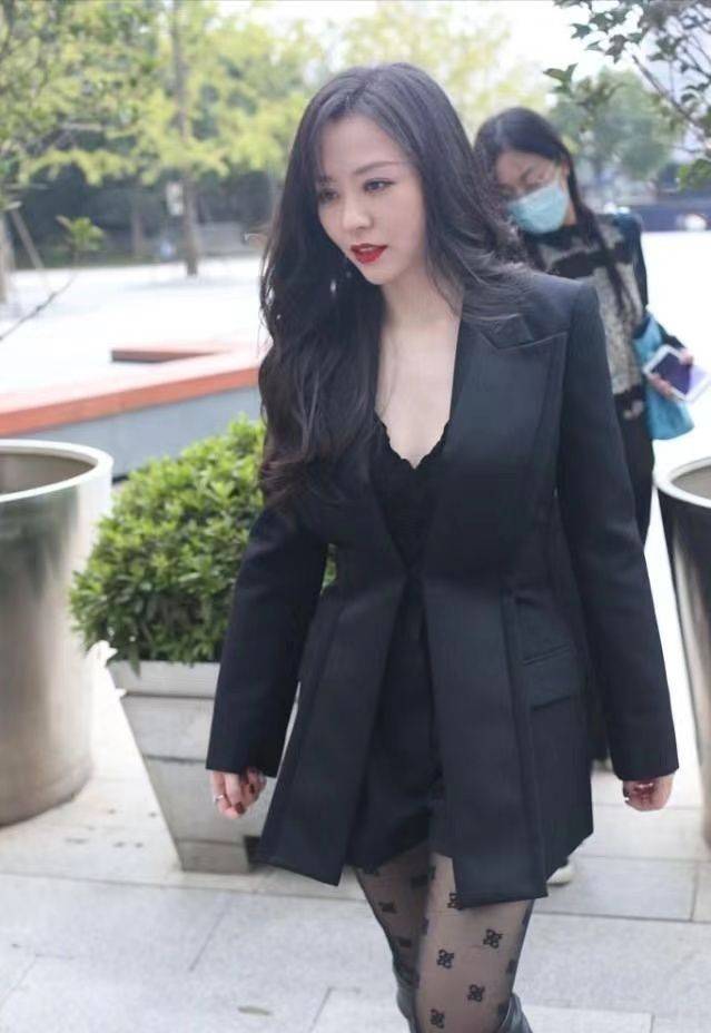 整体 张靓颖不到40就开始发福,穿西装配黑丝气质变了样,看着更有韵味