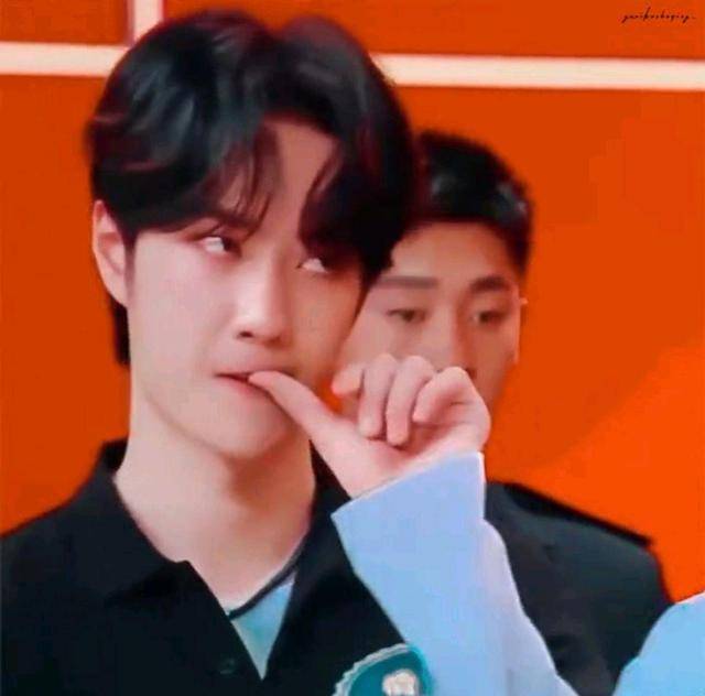 王一博帅气出场品牌直播台上啃手网友坚持做自己你最棒