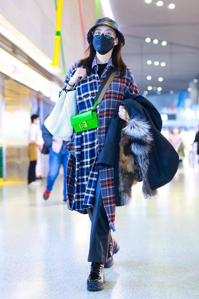 牛仔 霍汶希不愧是“最美经纪人”，秋冬造型时髦又养眼，不会穿就看看