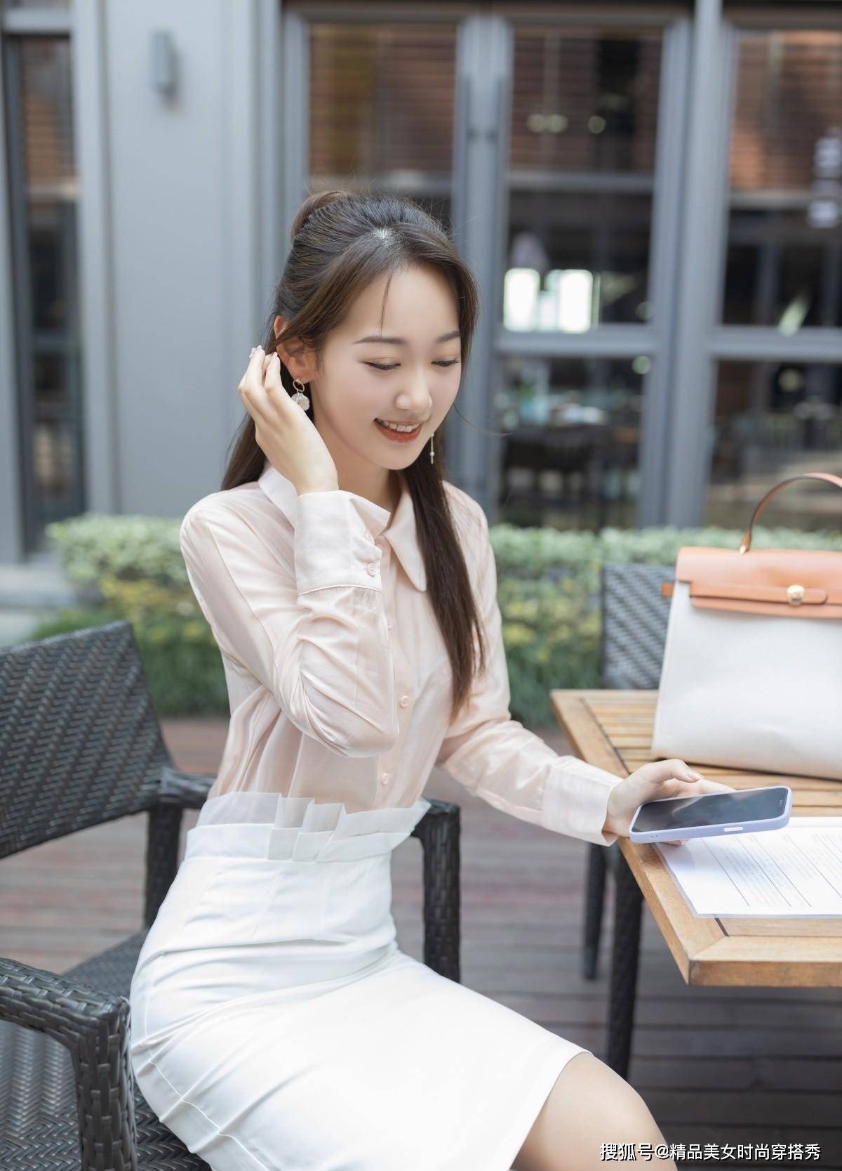 显高 浅粉色的衬衫很是清新减龄，下搭一条白色的半身裙，清新感十足