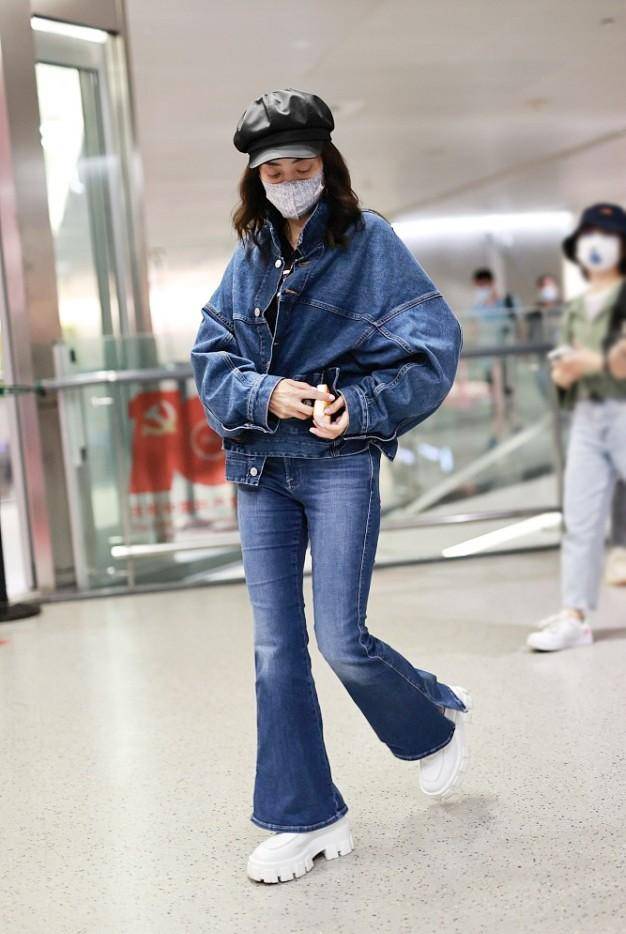 牛仔 霍汶希不愧是“最美经纪人”，秋冬造型时髦又养眼，不会穿就看看
