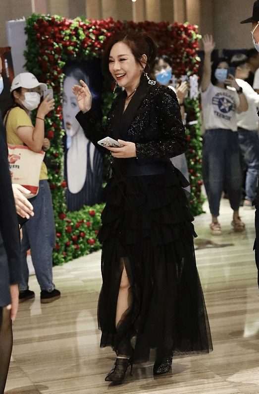 陈松伶 虽然陈松伶这妆化得太浓了，但是配黑衣却显得刚好，不怎么俗气