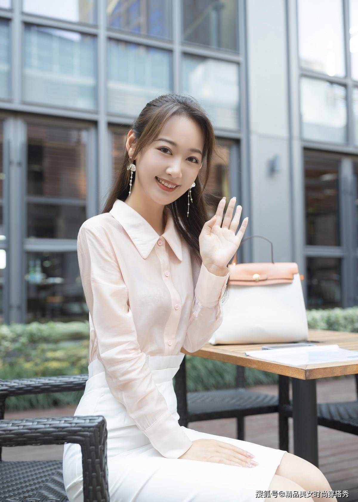 显高 浅粉色的衬衫很是清新减龄，下搭一条白色的半身裙，清新感十足