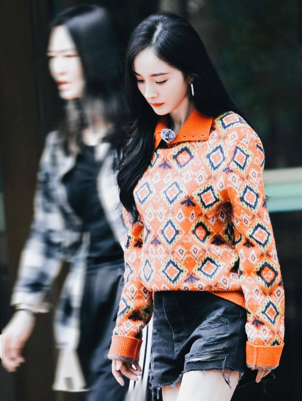 整体 她4岁开始演戏，25岁才大红，今穿针织衫配短裤，秀美腿超抢镜