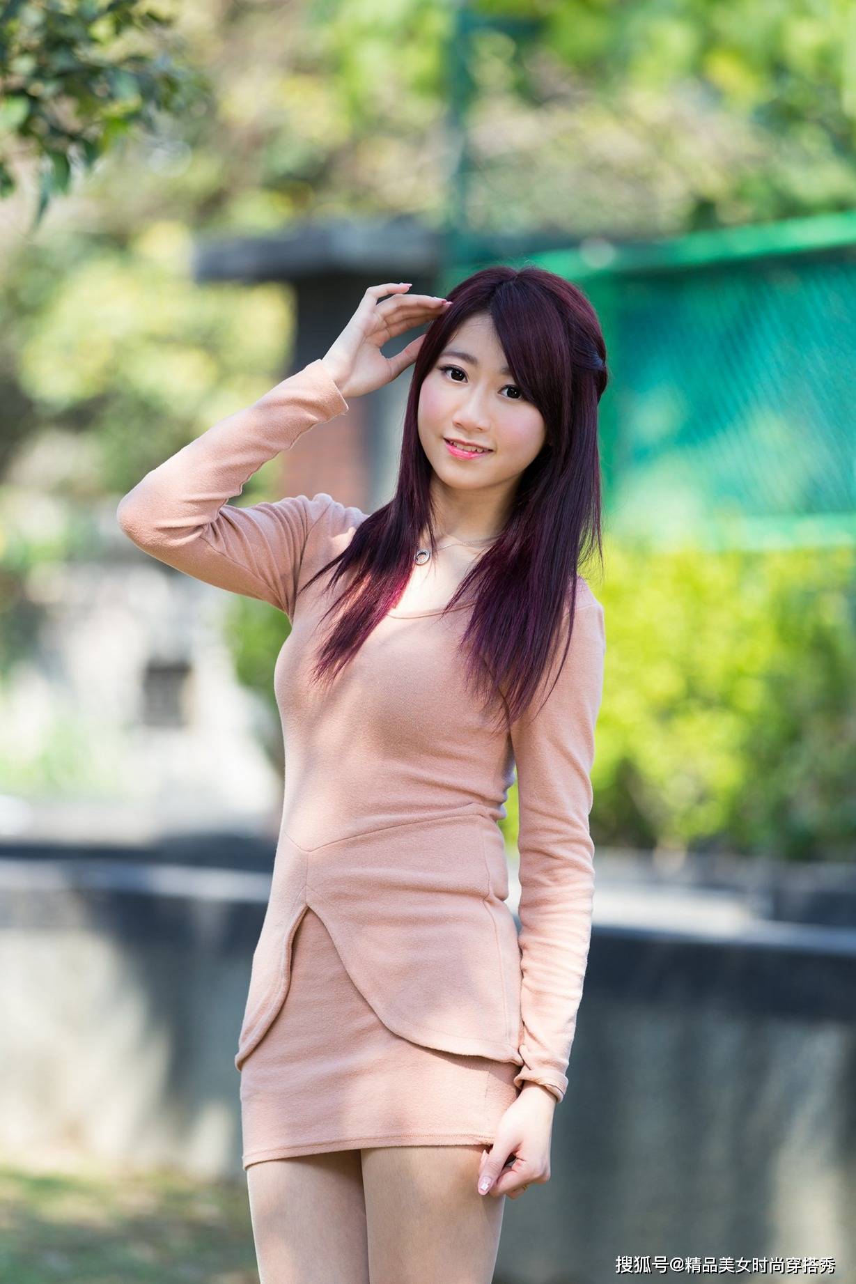 短裙 长袖小衫配短裙，露出纤细的长腿搭配白色的高跟鞋，很显优雅气质