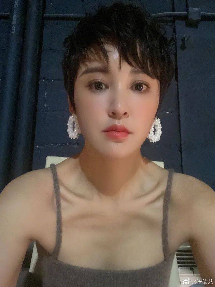 美貌 当红女星张歆艺发写真太美艳！雪肤玉貌太性感撩人