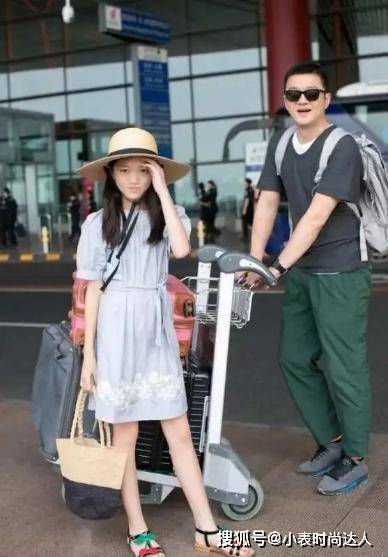 黑色 14岁李嫣终于美回来了，脸部回归正常染金发，穿短裤秀大长腿美翻