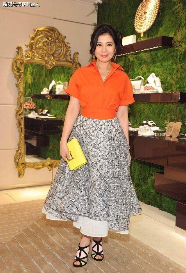 视觉 钟楚红果然是“一代女神”，条纹连衣裙配丸子头，回眸一笑好惊艳