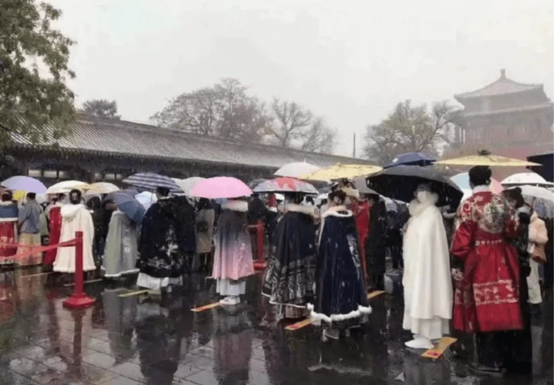 刘昱 汉服又出圈了，国风传统很火