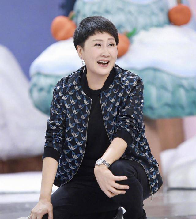 凯丽 张凯丽真给60后大妈长脸，羽绒服配牛仔裤简单又实用，洋气精致