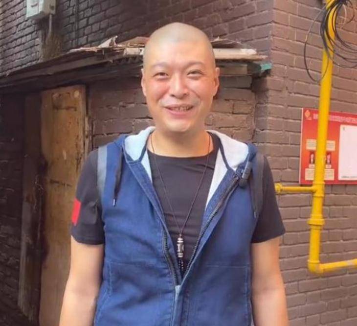 刘云天发视频公开近况光头造型出镜略显苍老看着比曹云金还瘦
