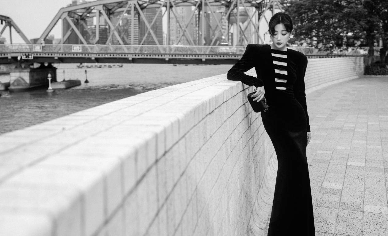 殷桃真 42岁殷桃真自律，穿露脐装短裤深夜健身，这川字腹肌老戏骨里少见