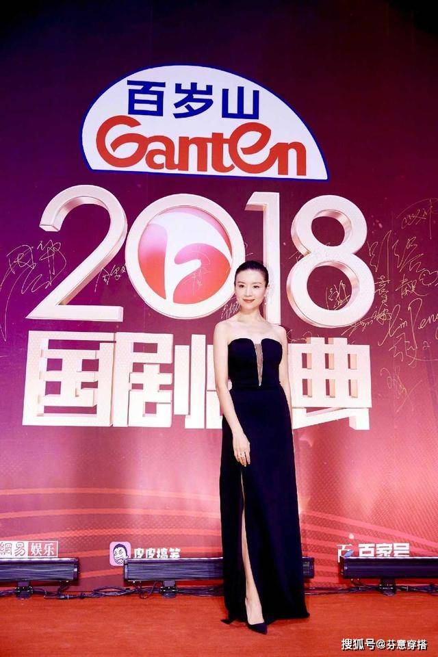 因为 董洁从不刻意“扮嫩”，穿黑色T恤配牛仔裙走机场，美得像28岁