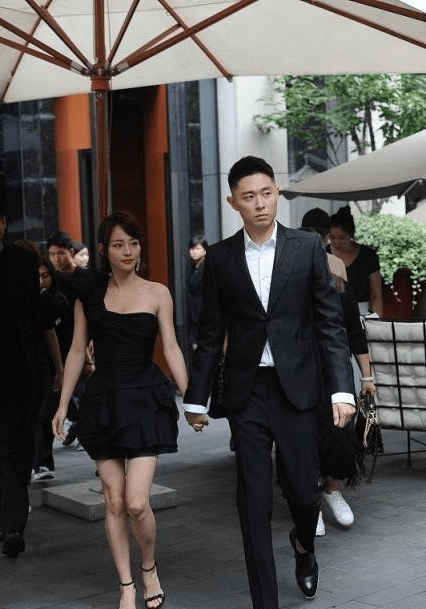 短裙 张嘉倪：与老公买超手拉手，穿A字单户黑短裙好迷人，真羡煞旁人