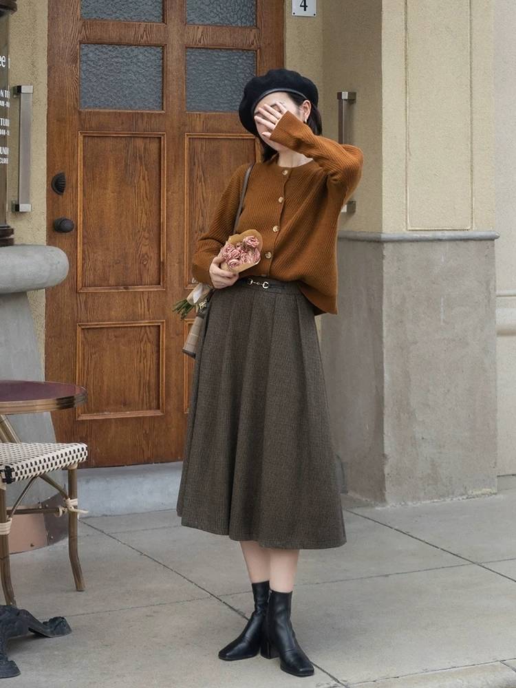 黑色 秋冬半身裙怎么穿保暖又时髦？看看这几组“穿搭公式”，日常实用