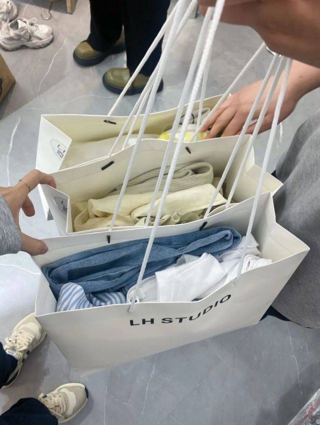 地下 胜利文化广场 LH STUDIO女装